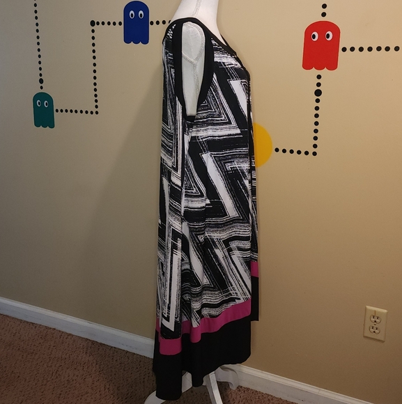 Avenue Black and White Geometric Dress with Pink Accent 22 24 - Picture 2 of 5